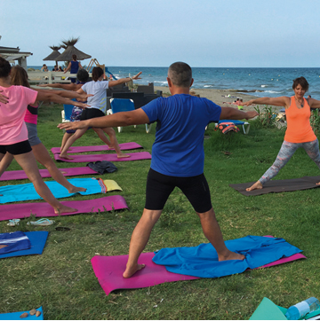 séance de Yoga sur la plage de San Pelegrino