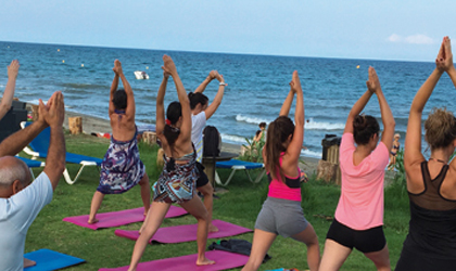 Séance de soin yoga sur bord de mer